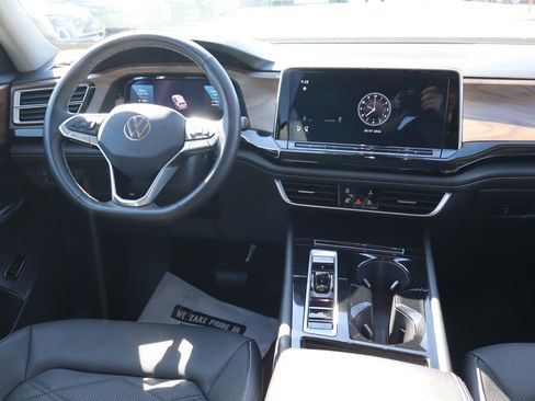Used 2025 Volkswagen Atlas SE w/ Panoramic Sunroof Package AWD/4WD image 12