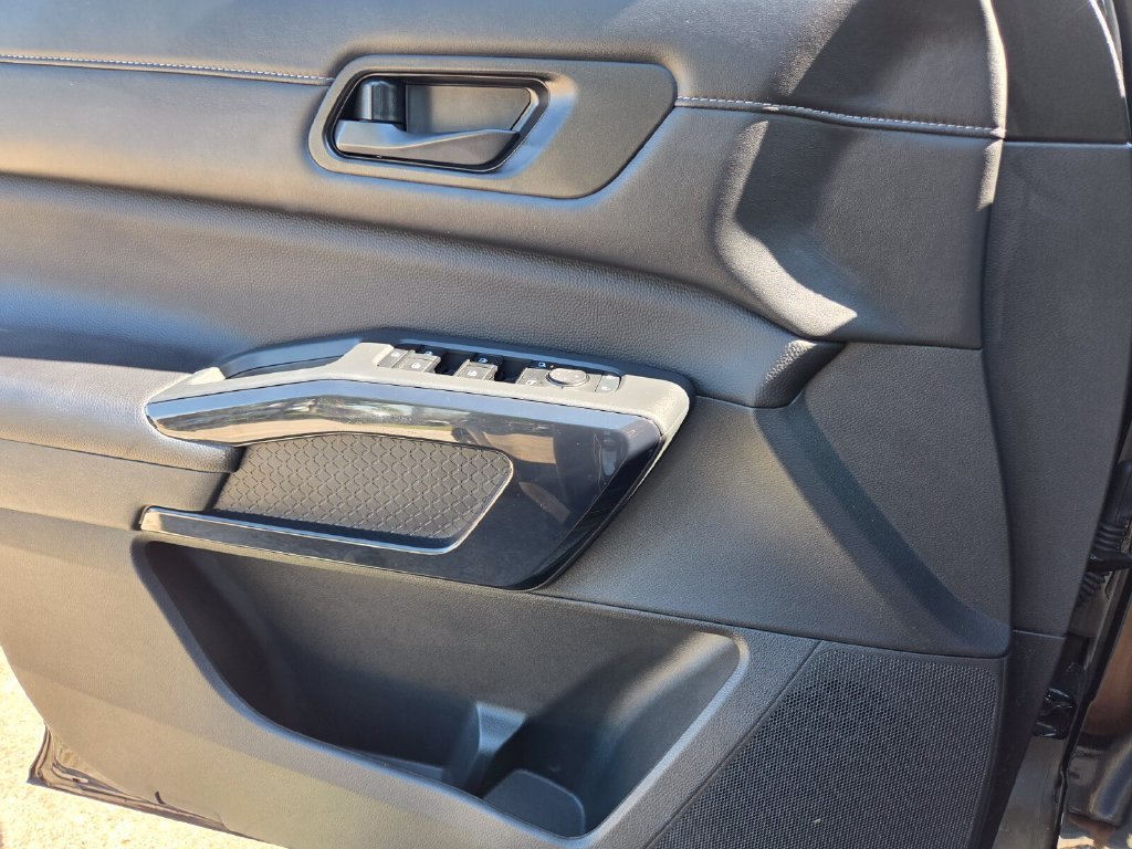 Used 2025 Nissan Pathfinder SV FWD image 21