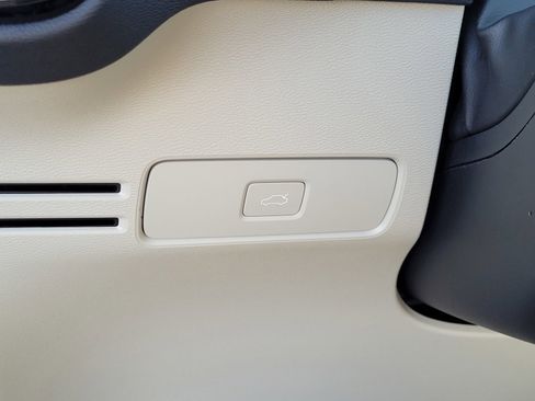 Used 2024 Volvo XC40 B5 Ultimate w/ Climate Package image 17