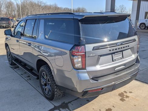 Used 2022 Chevrolet Suburban Z71 w/ Luxury Package image 8
