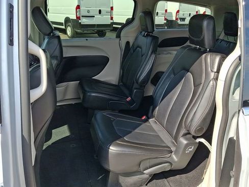 Used 2024 Chrysler Pacifica Touring-L image 8