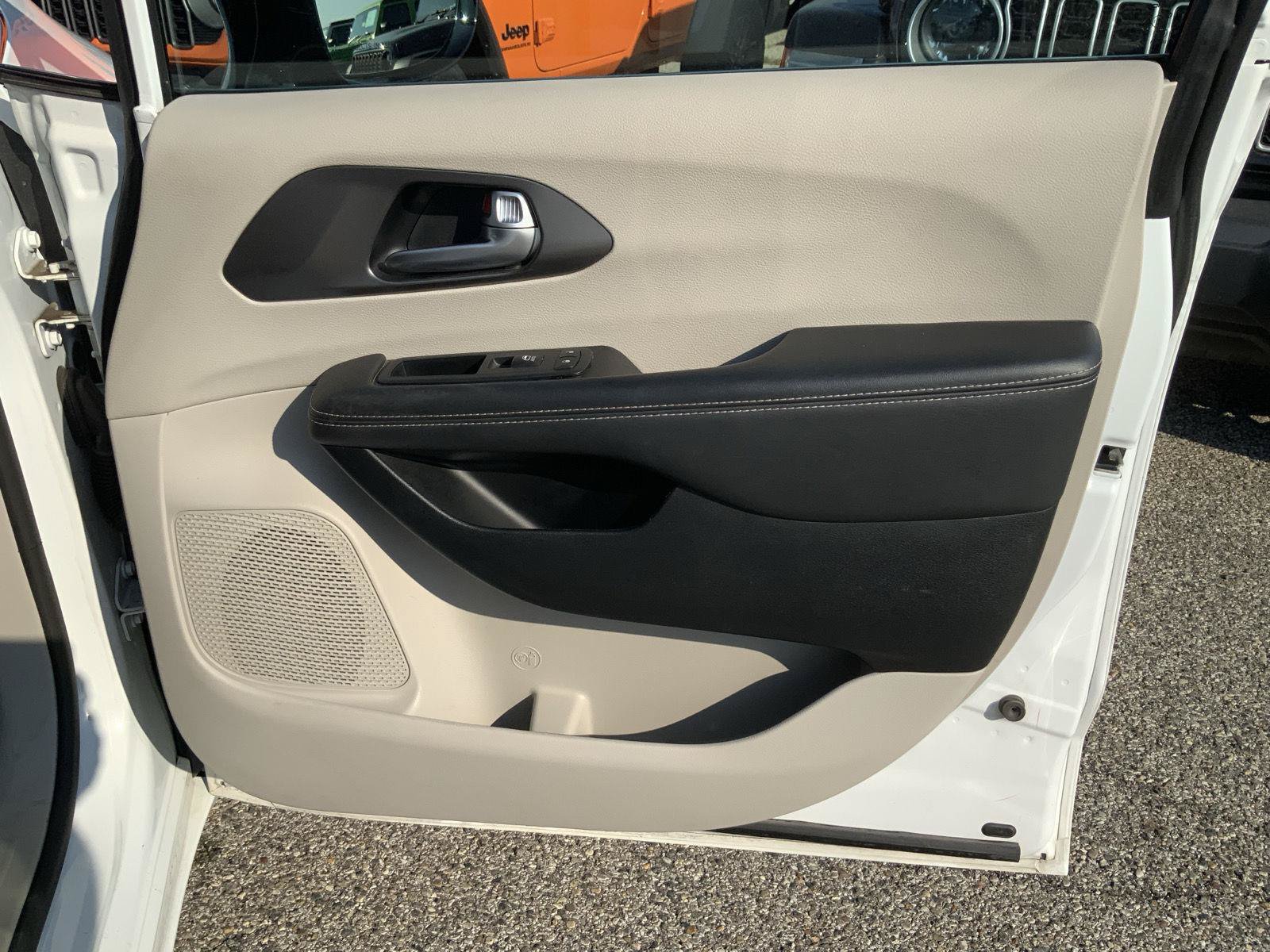 Used 2024 Chrysler Pacifica Touring-L FWD image 51