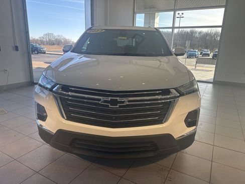 Used 2022 Chevrolet Traverse LT image 2