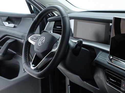 New 2025 Volkswagen Tiguan SE image 35