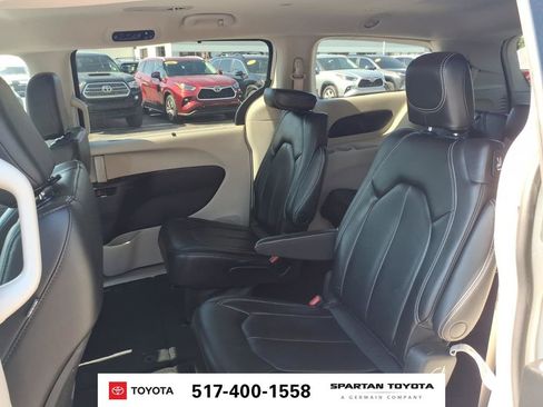 Used 2023 Chrysler Pacifica Touring-L FWD image 11