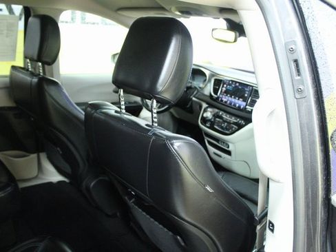 Used 2021 Chrysler Pacifica Touring-L image 10