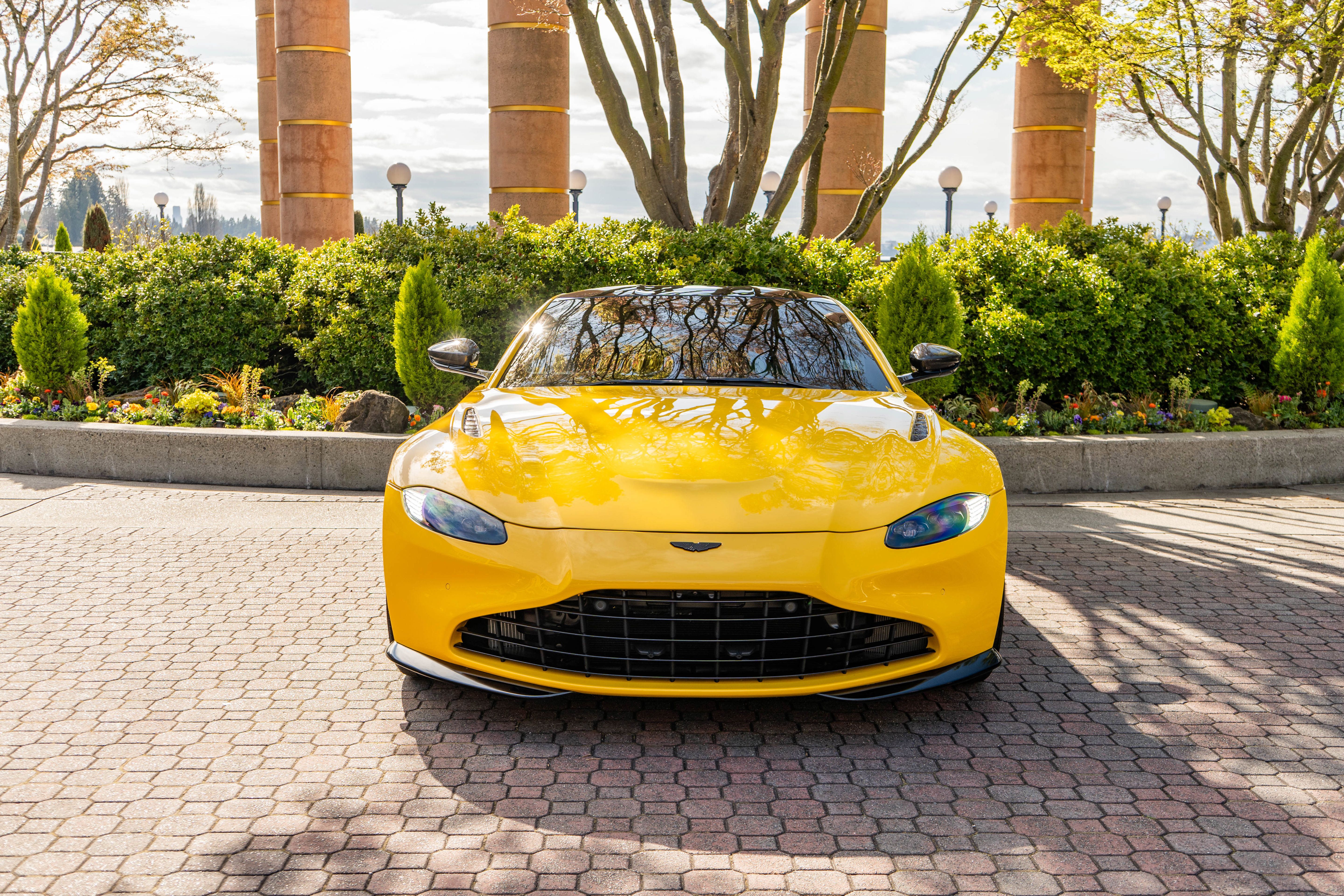 Used 2023 Aston Martin V8 Vantage Coupe RWD image 7