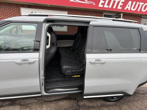 Used 2024 Kia Carnival SX Prestige image 17