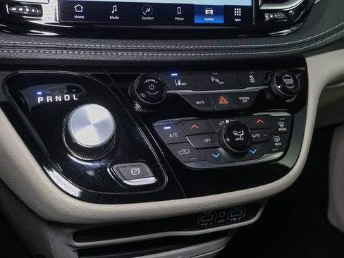 Used 2023 Chrysler Pacifica Touring-L FWD image 29