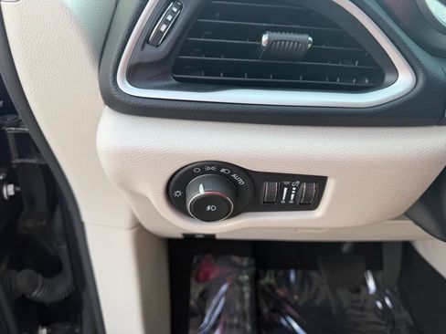 Used 2023 Chrysler Pacifica Touring-L FWD image 17