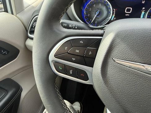 Used 2023 Chrysler Pacifica Touring-L FWD image 24