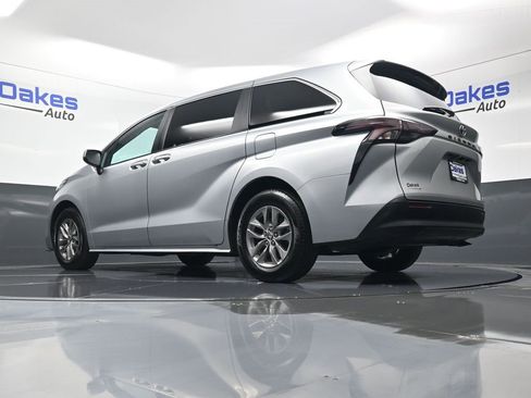 Used 2024 Toyota Sienna LE image 40