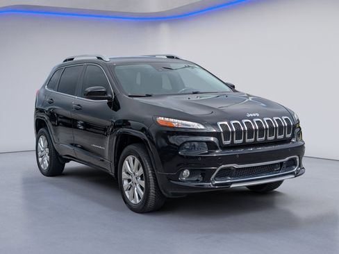 Used 2017 Jeep Cherokee Overland w/ Technology Group AWD/4WD image 5