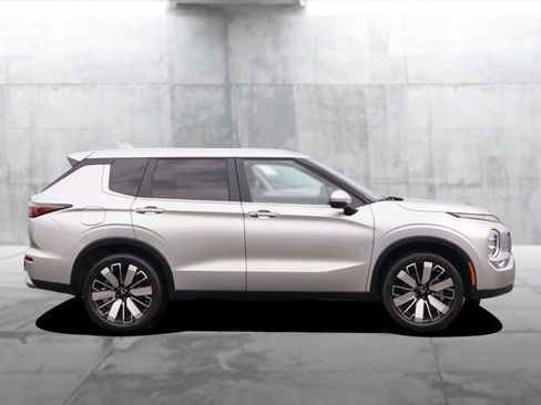 Used 2025 Mitsubishi Outlander SE AWD/4WD image 5