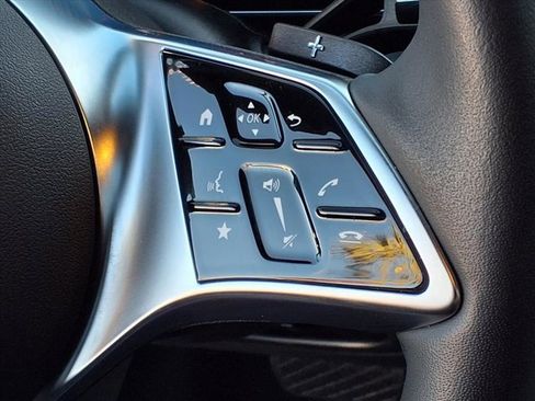 Used 2025 Mercedes-Benz GLC 300 image 11