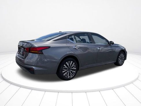 Used 2024 Nissan Altima 2.5 SV FWD image 2