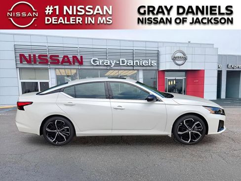 New 2025 Nissan Altima 2.5 SR w/ SR Premium Package FWD image 17