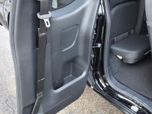 Used 2025 Nissan Frontier SV RWD image 46