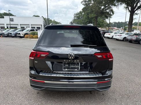 Used 2022 Volkswagen Tiguan SE w/ Panoramic Sunroof Package FWD image 11