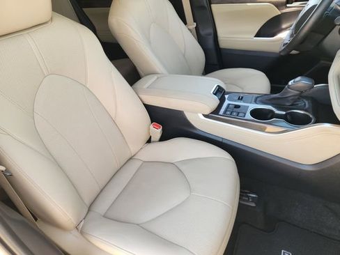 Used 2023 Toyota Highlander Limited FWD image 10