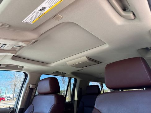 Used 2020 Chevrolet Suburban Premier image 25