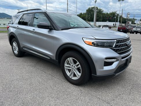 Used 2024 Ford Explorer XLT w/ Equipment Group 202A AWD/4WD image 2