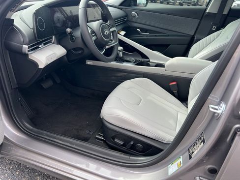 Certified 2025 Hyundai Elantra Limited FWD image 9