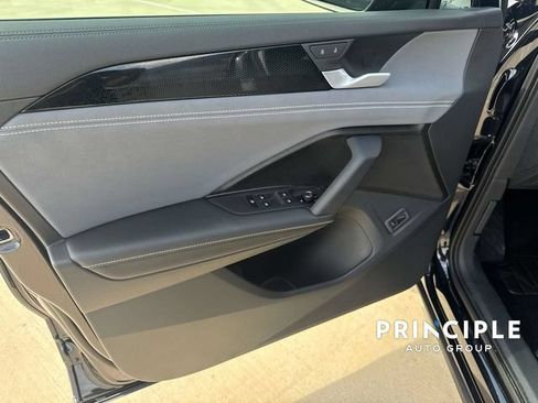 Used 2025 Volkswagen Tiguan SE FWD image 28