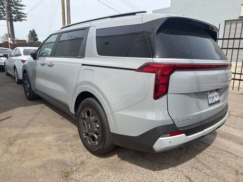 Used 2025 Kia Carnival EX image 5