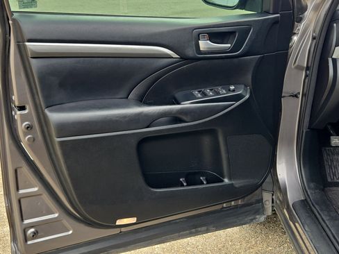 Used 2018 Toyota Highlander SE image 11