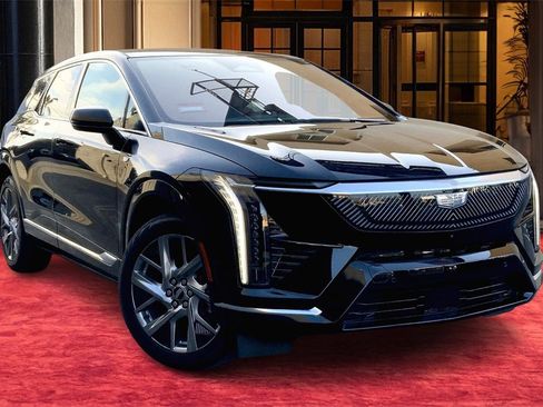 Used 2025 Cadillac Optiq Luxury 1 image 2