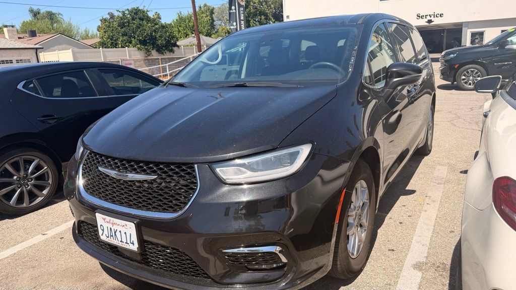 Used 2023 Chrysler Pacifica Touring-L FWD image 2