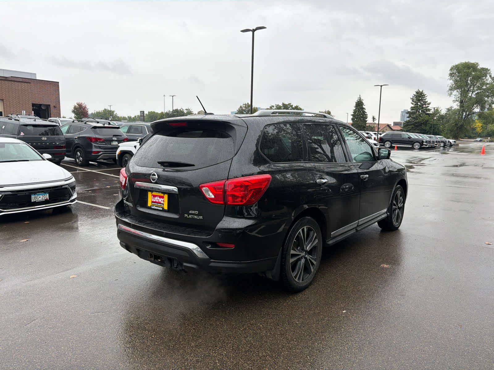 Used 2017 Nissan Pathfinder Platinum AWD/4WD image 2