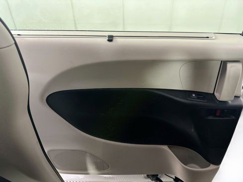 Used 2024 Chrysler Pacifica Touring-L FWD image 25
