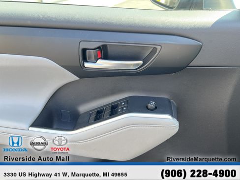 Used 2021 Toyota Highlander XLE AWD/4WD image 25