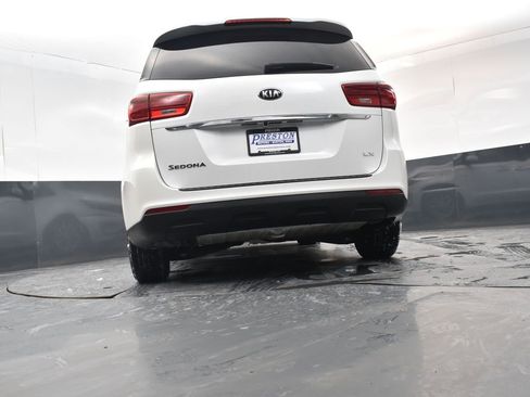 Used 2021 Kia Sedona LX image 19