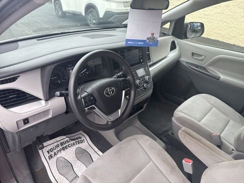 Used 2020 Toyota Sienna L FWD image 11