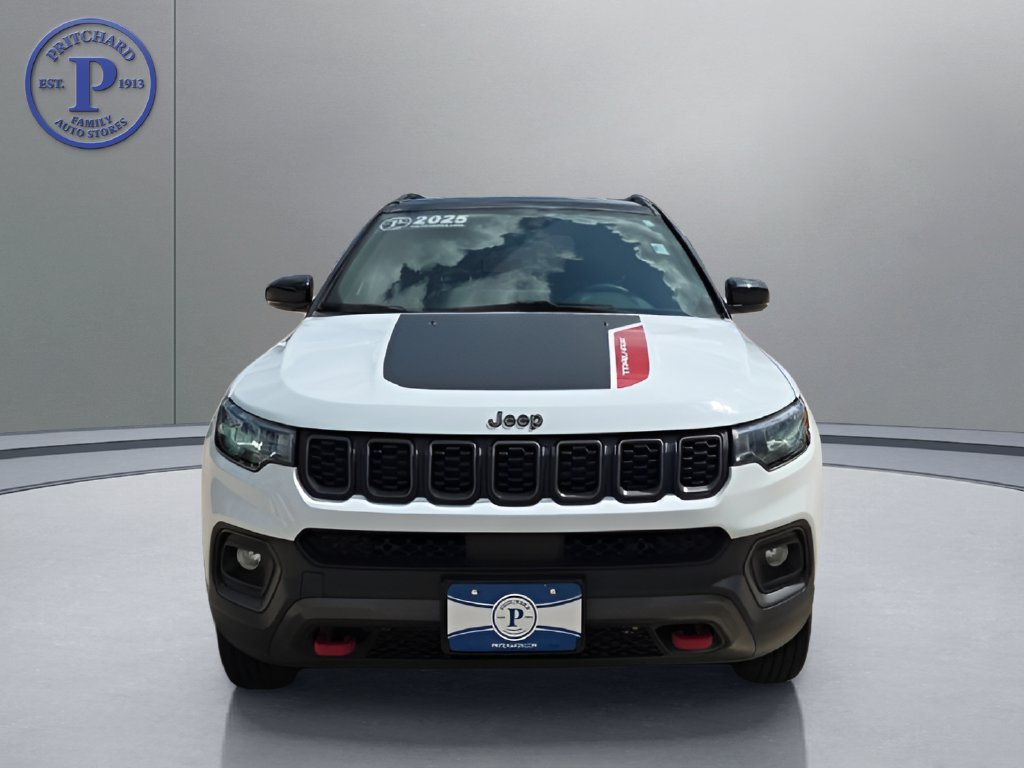 Used 2025 Jeep Compass Trailhawk AWD/4WD image 2