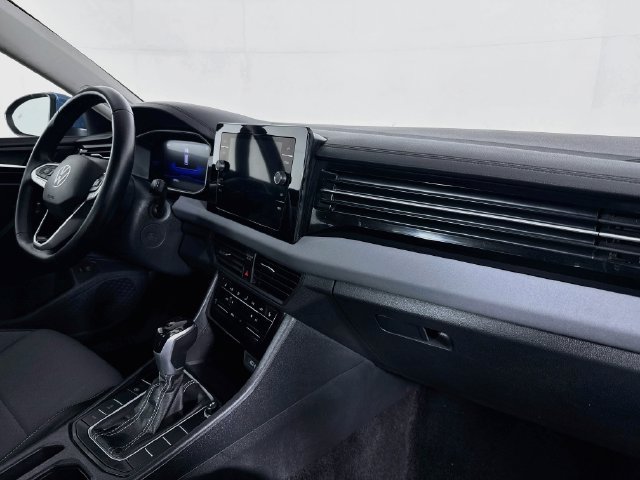 Used 2025 Volkswagen Jetta SE FWD image 27