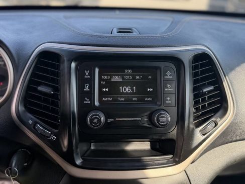 Used 2018 Jeep Cherokee Latitude FWD image 15