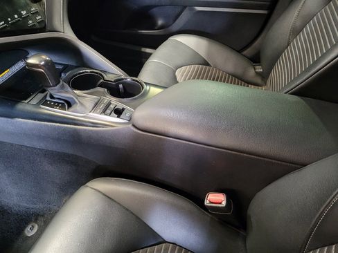 Used 2020 Toyota Camry SE w/ Sunroof Package FWD image 26