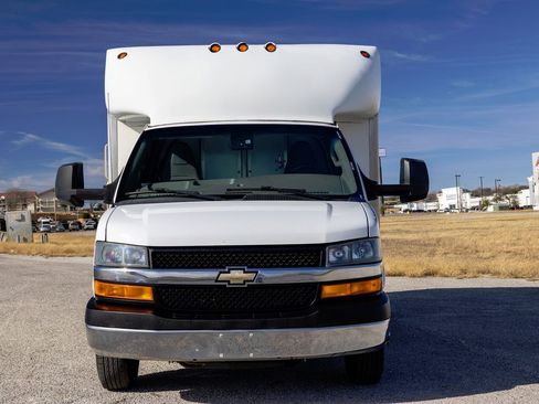 Used 2018 Chevrolet Express 3500 w/ Power Convenience Package image 2