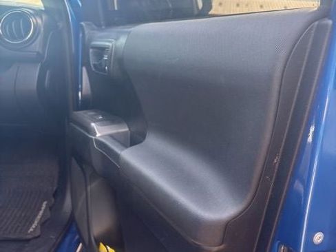 Used 2016 Toyota Tacoma TRD Off-Road w/ Towing Package image 38