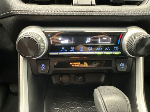 Used 2021 Toyota RAV4 LE AWD/4WD image 18