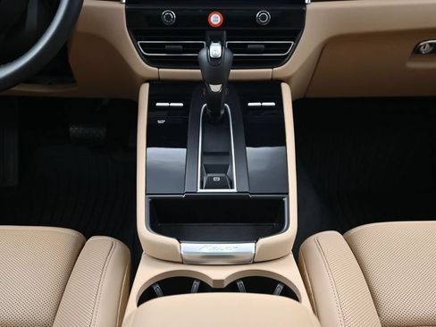 Certified 2024 Porsche Macan AWD/4WD image 10
