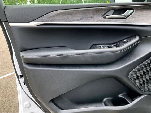 New 2026 Jeep Grand Cherokee Altitude RWD image 27