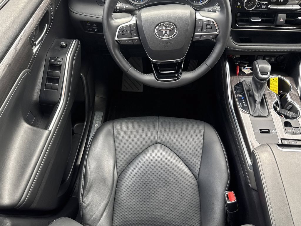 Used 2021 Toyota Highlander Limited FWD image 14