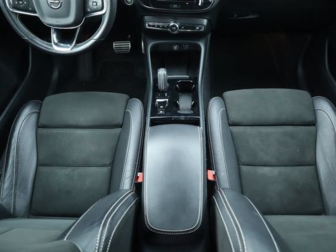 Used 2021 Volvo XC40 T4 R-Design w/ Advanced Package FWD image 9