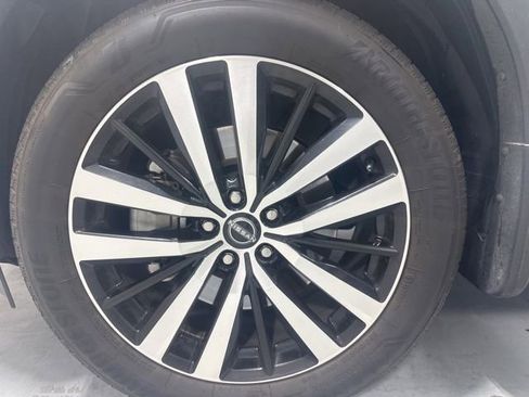 Used 2024 Nissan Pathfinder Platinum FWD image 12