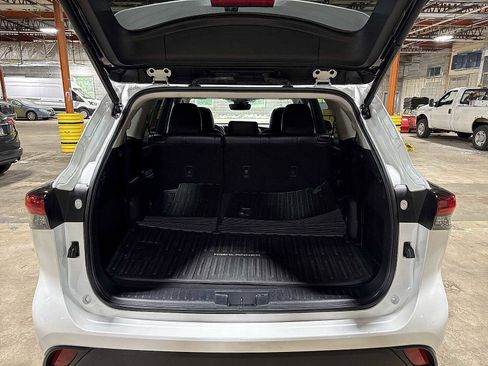 Used 2022 Toyota Highlander XLE AWD/4WD image 11